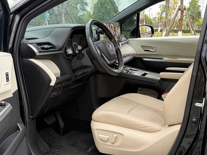 Фото 5 - Toyota Granvia