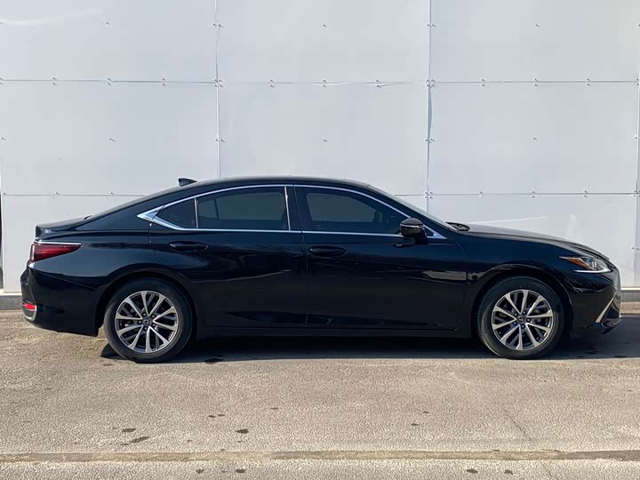 Фото 7 - Lexus ES