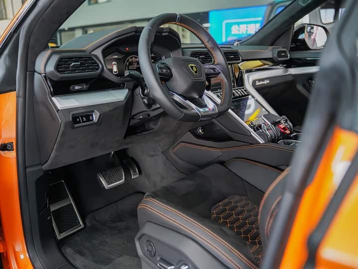 Фото 2 - Lamborghini Urus