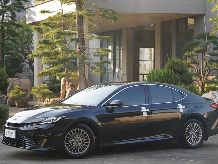 Фото 2 - Toyota Camry