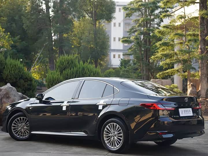 Фото 8 - Toyota Camry