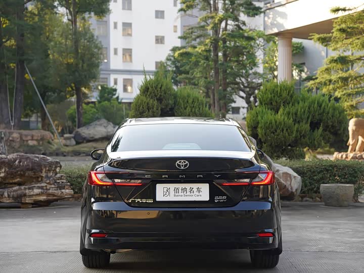 Фото 9 - Toyota Camry