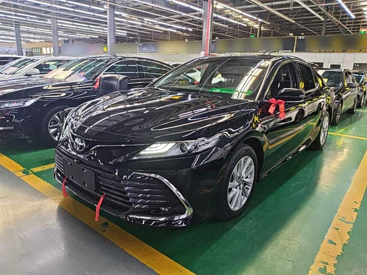 Фото 2 - Toyota Camry