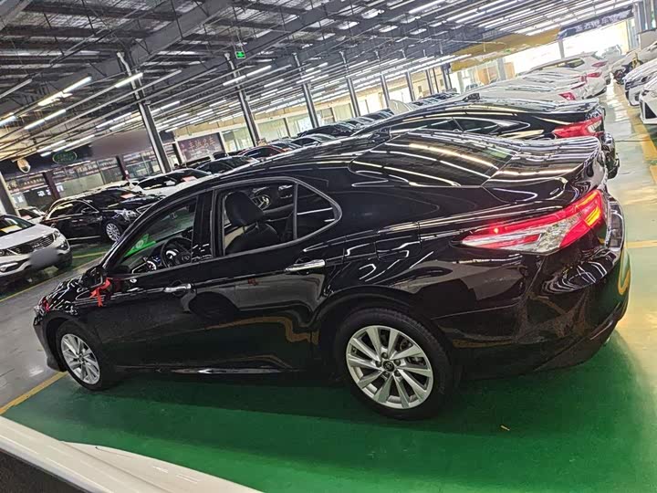 Фото 5 - Toyota Camry