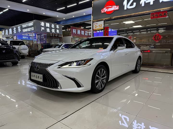 Фото 1 - Lexus ES