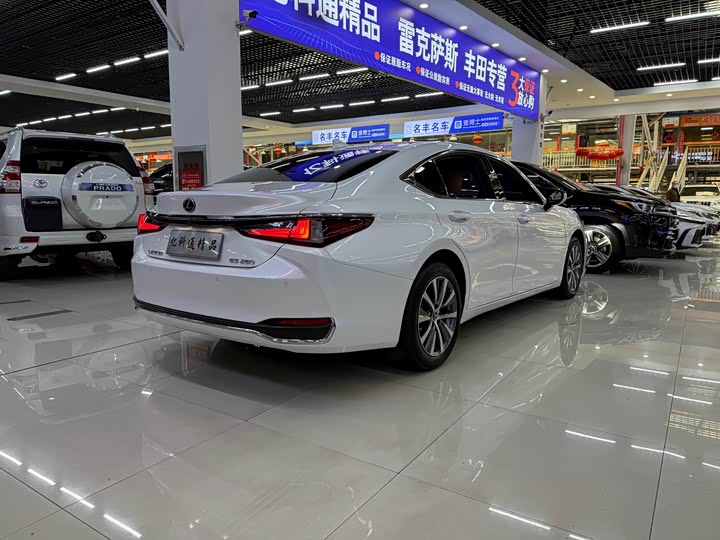 Фото 4 - Lexus ES