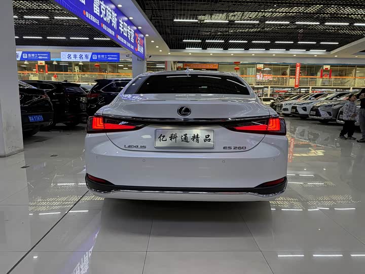 Фото 5 - Lexus ES