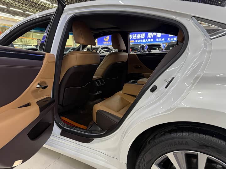 Фото 6 - Lexus ES