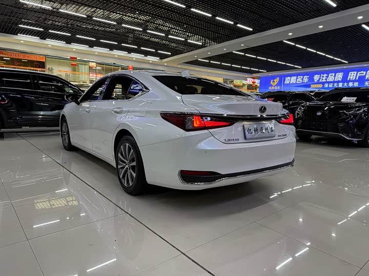 Фото 7 - Lexus ES