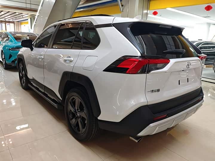 Фото 5 - Toyota RAV4