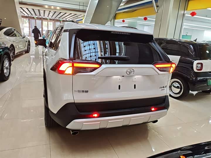 Фото 6 - Toyota RAV4