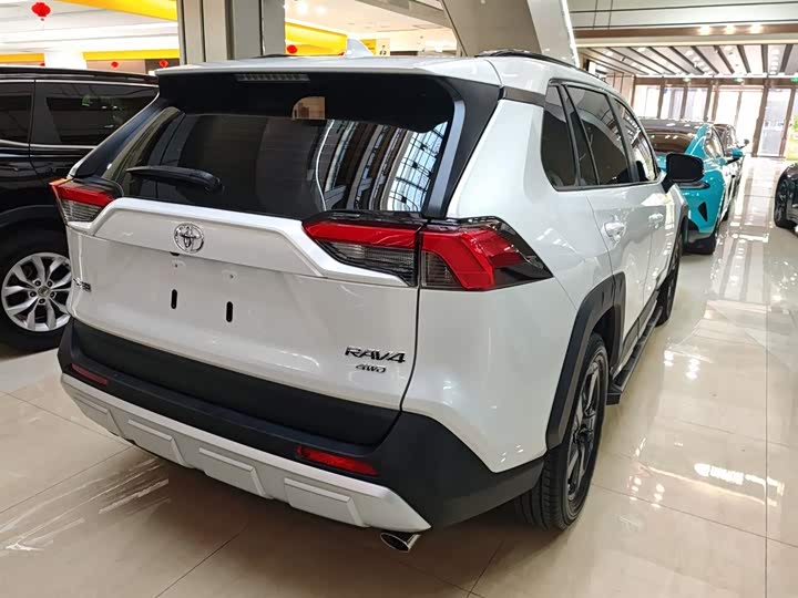 Фото 7 - Toyota RAV4