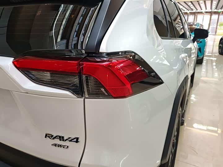 Фото 8 - Toyota RAV4
