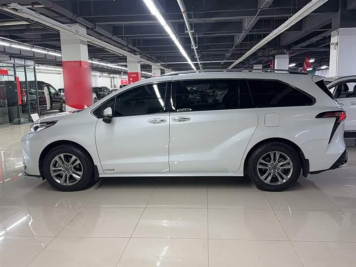 Фото 7 - Toyota Sienna