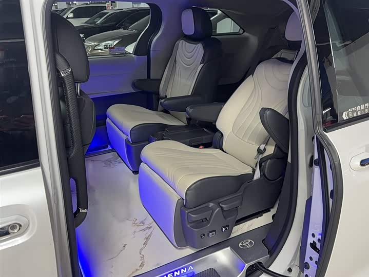 Фото 8 - Toyota Sienna