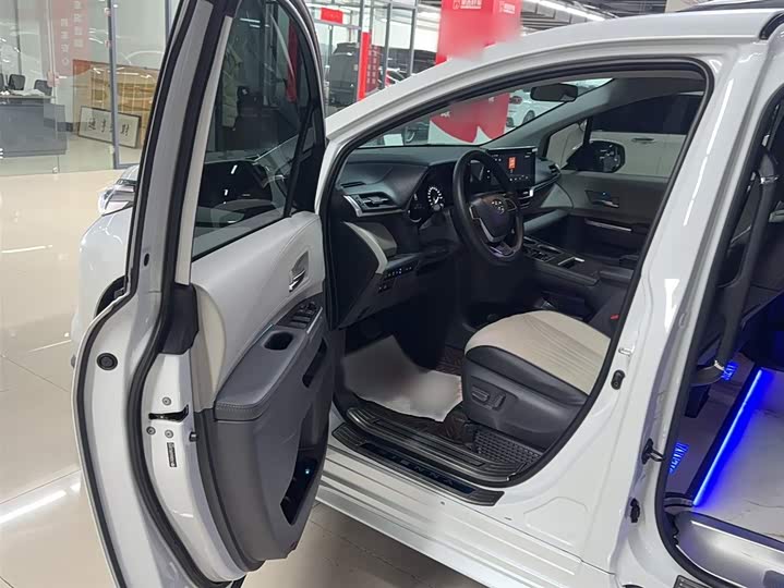 Фото 9 - Toyota Sienna