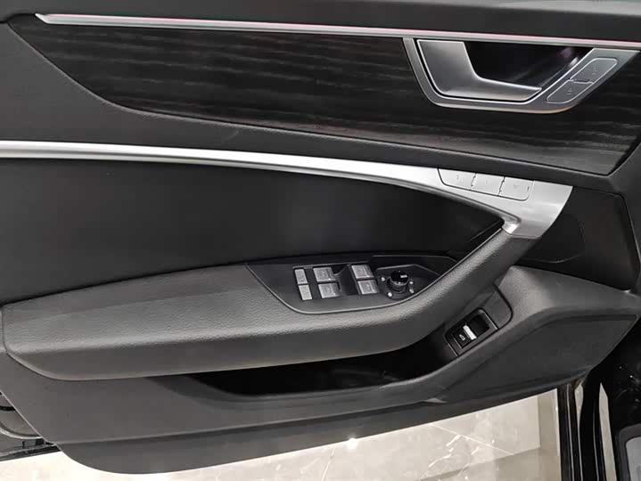 Фото 7 - Audi A6L