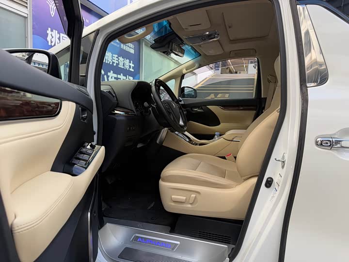 Фото 3 - Toyota Alphard