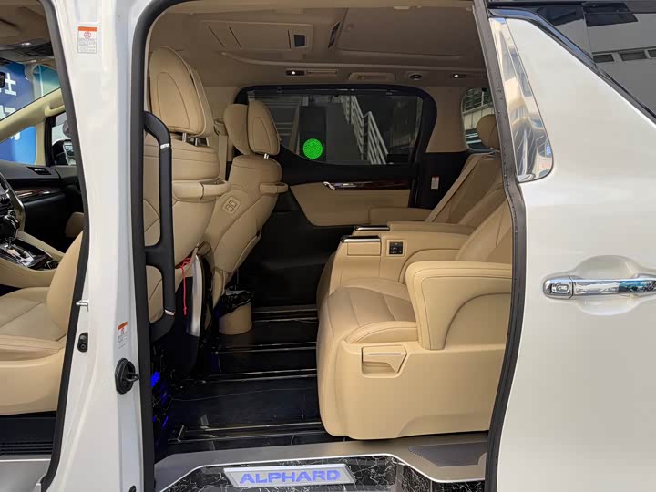 Фото 4 - Toyota Alphard