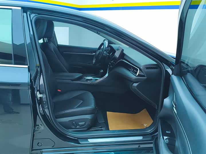 Фото 8 - Toyota Camry