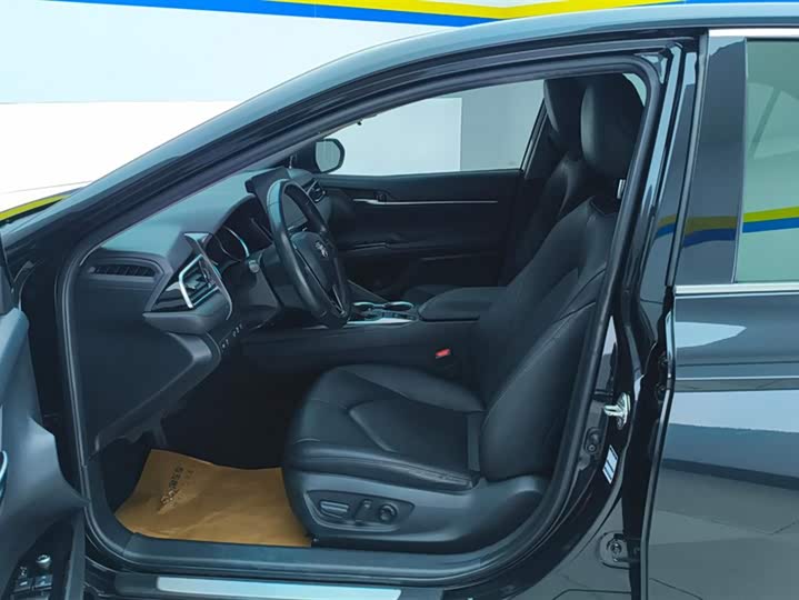 Фото 9 - Toyota Camry