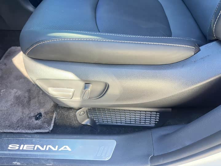 Фото 6 - Toyota Sienna