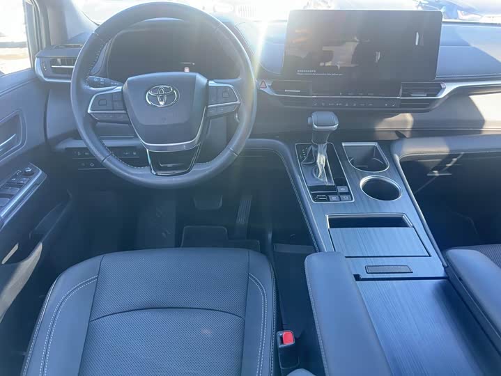 Фото 8 - Toyota Sienna