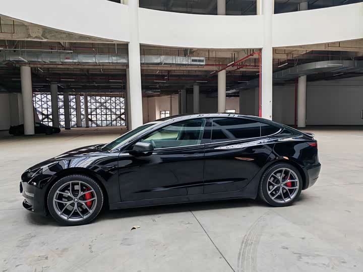 Фото 3 - Tesla Model 3