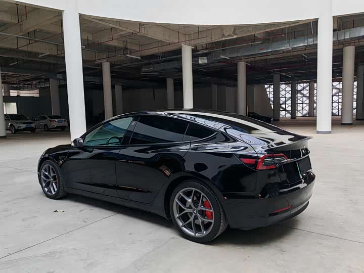 Фото 4 - Tesla Model 3