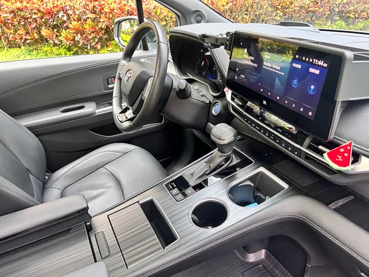 Фото 9 - Toyota Sienna