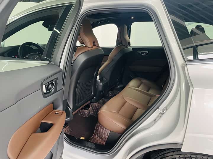 Фото 9 - Volvo XC60