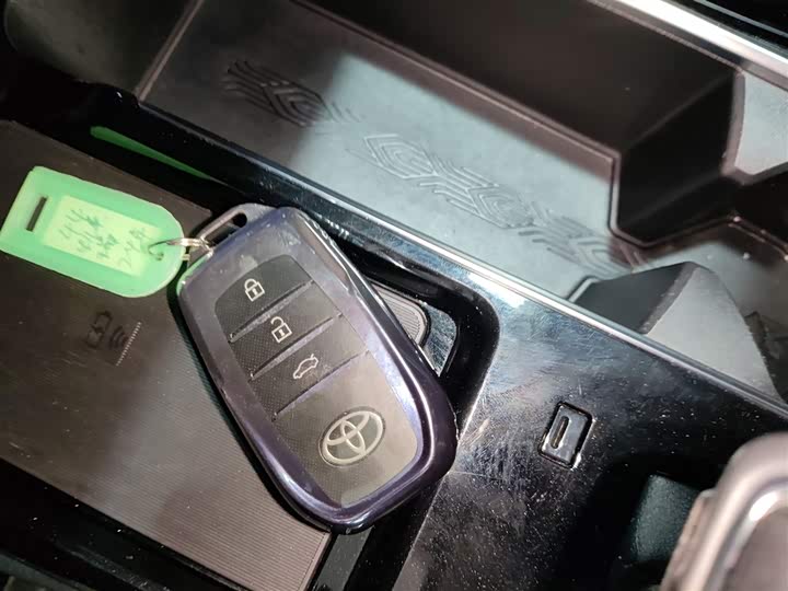 Фото 9 - Toyota Camry