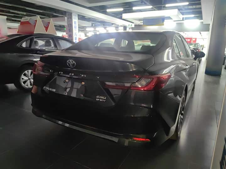 Фото 7 - Toyota Camry