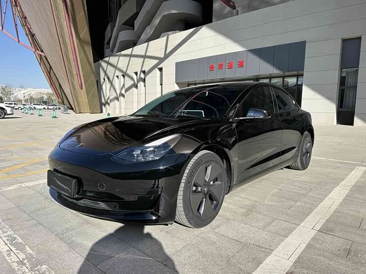 Фото 1 - Tesla Model 3