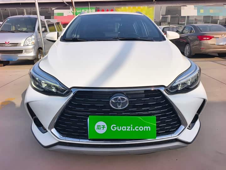 Фото 3 - Toyota Yaris L Hatchback