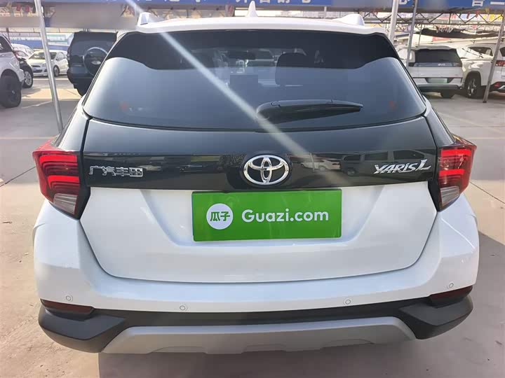 Фото 6 - Toyota Yaris L Hatchback