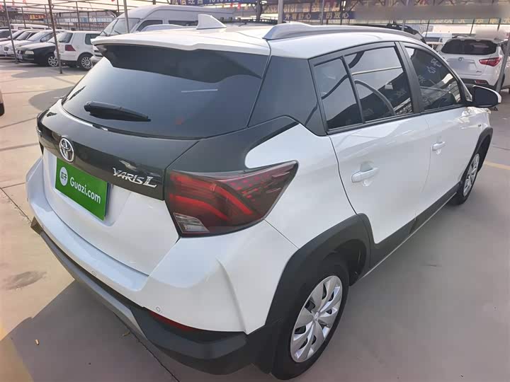 Фото 7 - Toyota Yaris L Hatchback