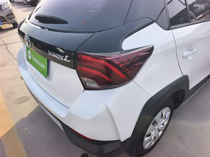 Фото 8 - Toyota Yaris L Hatchback