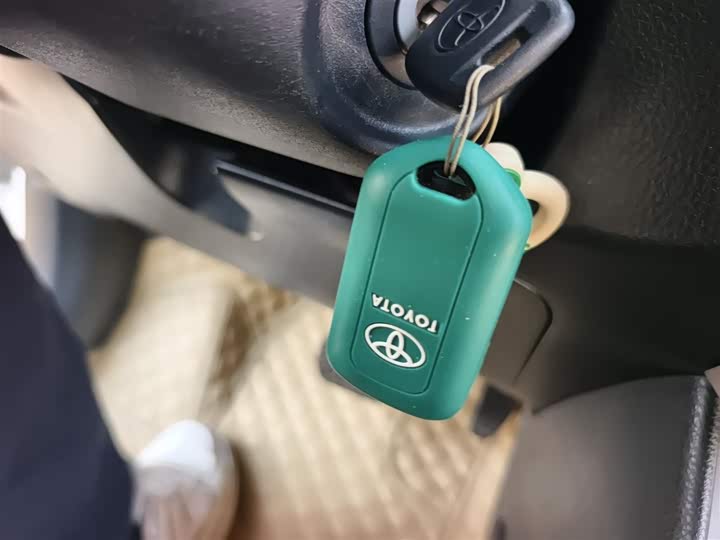 Фото 9 - Toyota Yaris L Hatchback