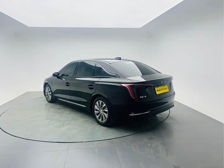 Фото 4 - Hongqi E-QM5