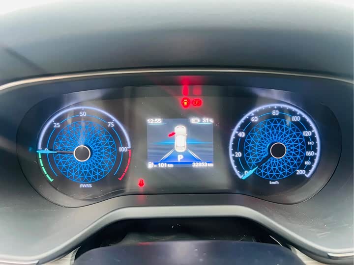 Фото 8 - Hongqi E-QM5