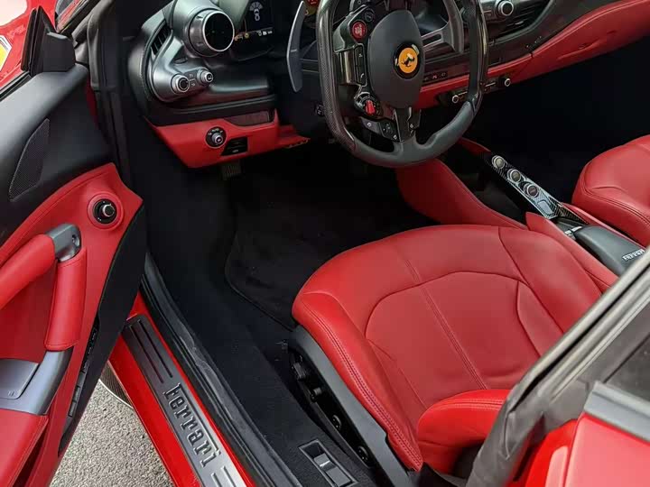 Фото 4 - Ferrari F8