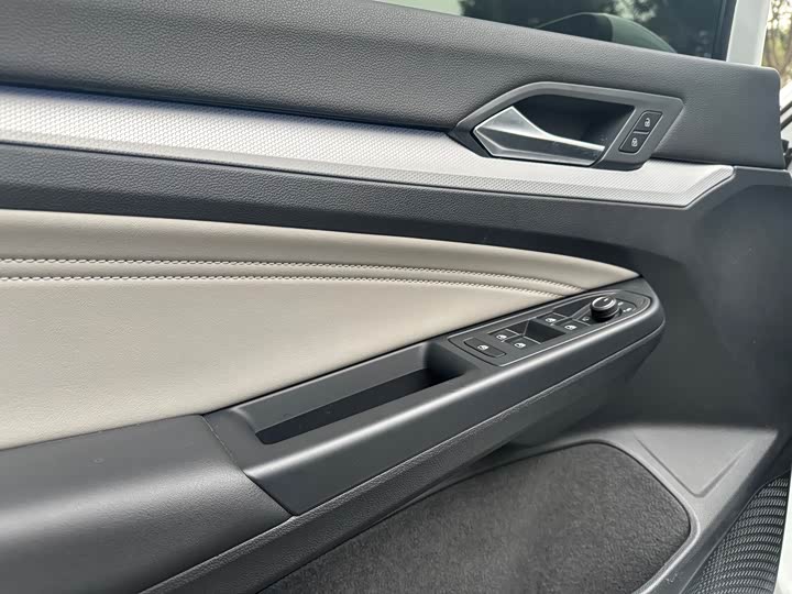 Фото 5 - Volkswagen Golf