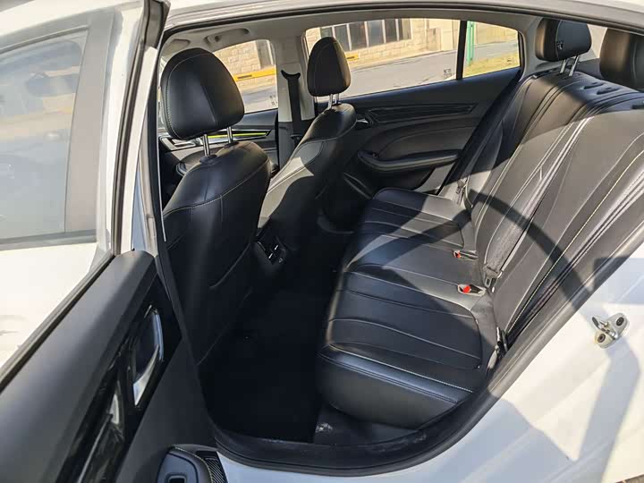 Фото 6 - Roewe i5