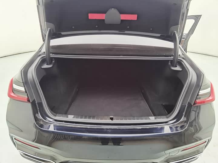 Фото 9 - BMW 7 Series