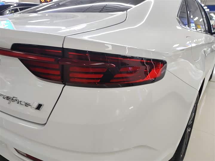 Фото 8 - Geely Preface