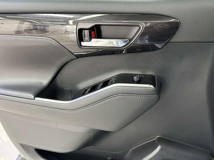 Фото 8 - Toyota Crown Kluger