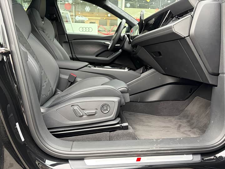 Фото 9 - Audi Q6L e-tron