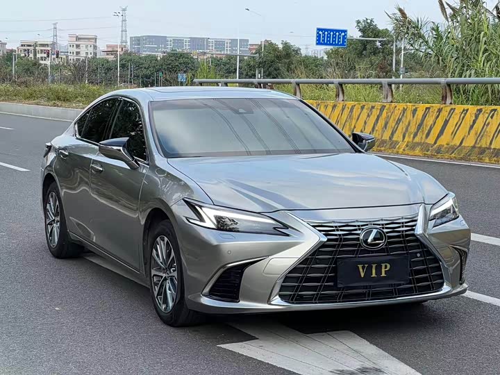 Фото 3 - Lexus ES