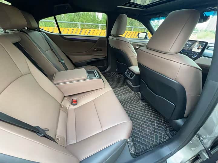 Фото 8 - Lexus ES